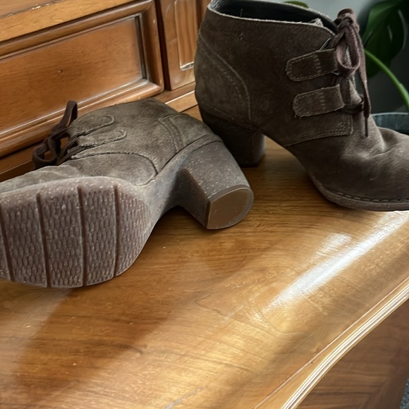 Women’s size 7 Clarks heeled booties. - Picture 4 of 5